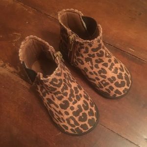 Toddler girls leopard boots. Size 5. EUC